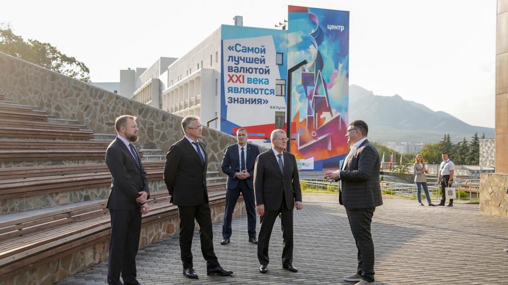 Губернатор Ставрополья принял участие в открытии форума добровольцев в Пятигорске