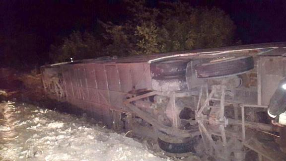 На Ставрополье рейсовый автобус съехал в кювет, один человек пострадал