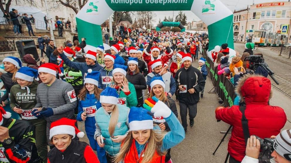 500 Дедов Морозов и Снегурочек пробежали по Пятигорску