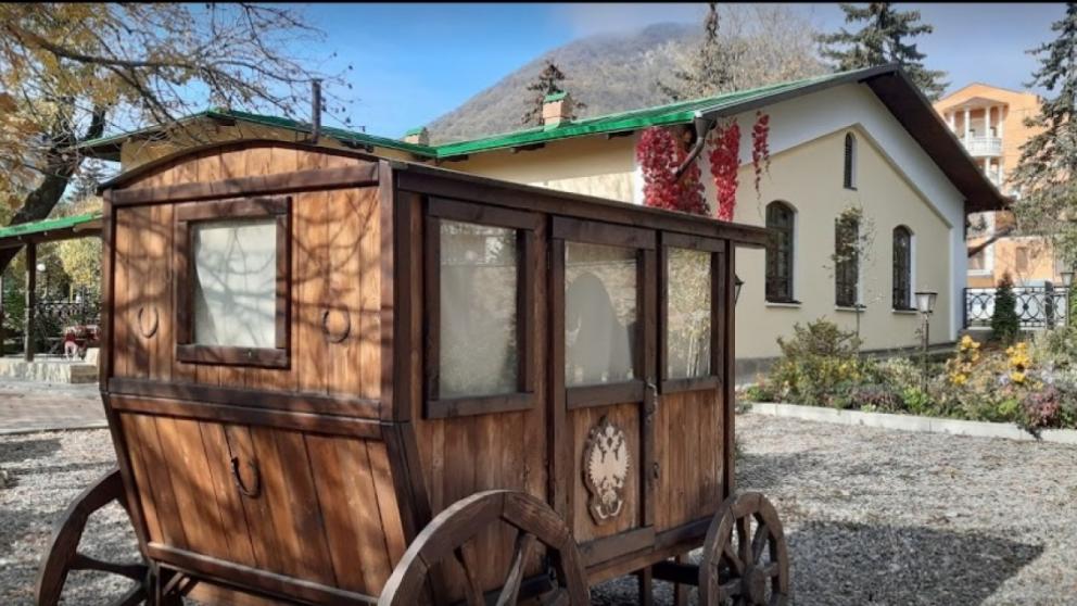 Туристы железнодорожного маршрута «Волшебный мир Пятигорья» увидят музей Толстого в Железноводске