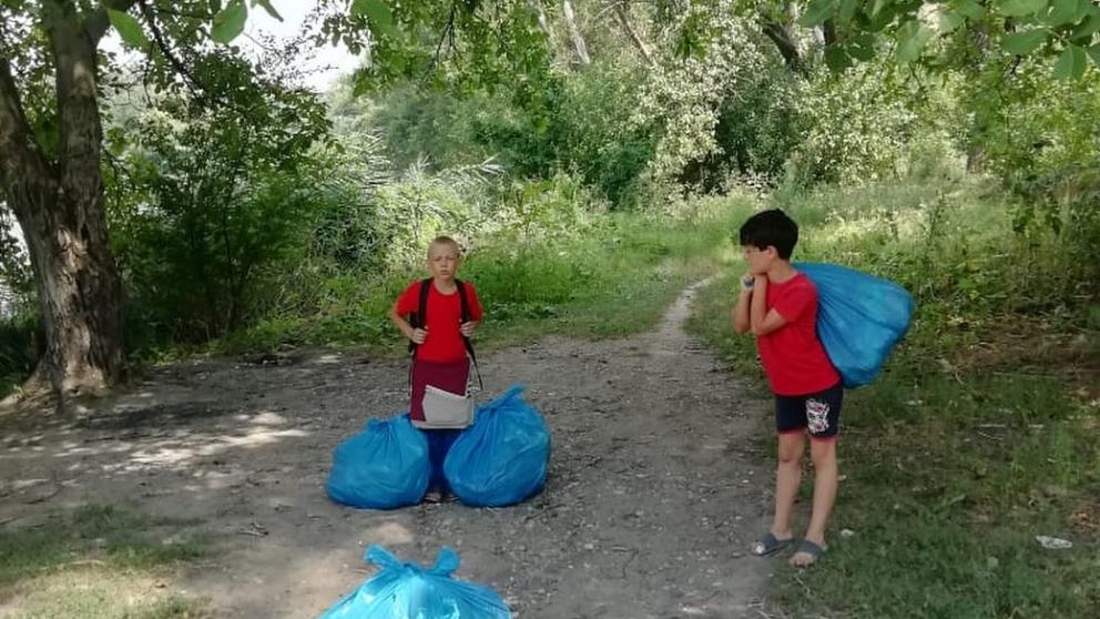 В Кировском округе на Ставрополье школьники провели субботник около Старого озера