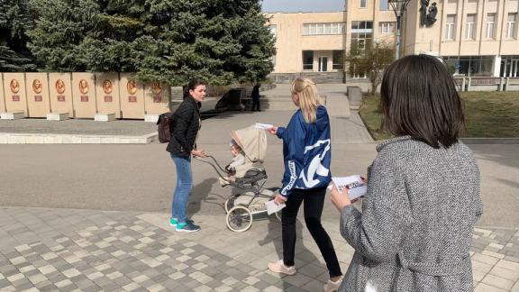 Наклейки с хештегом #КАВКАZZАНАШИХ раздали жителям Предгорного округа Ставрополья