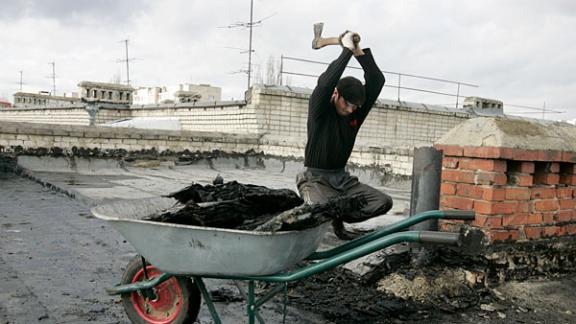 В доме на улице Дзержинского в Ставрополе отремонтировали крышу