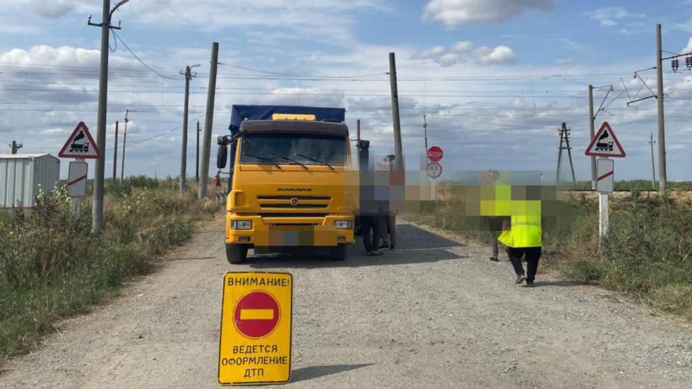 Грузовик столкнулся с пассажирским составом в Курском округе Ставрополья