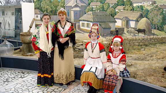 Губернатор Владимир Владимиров поздравил ставропольчанок с Днем казачки