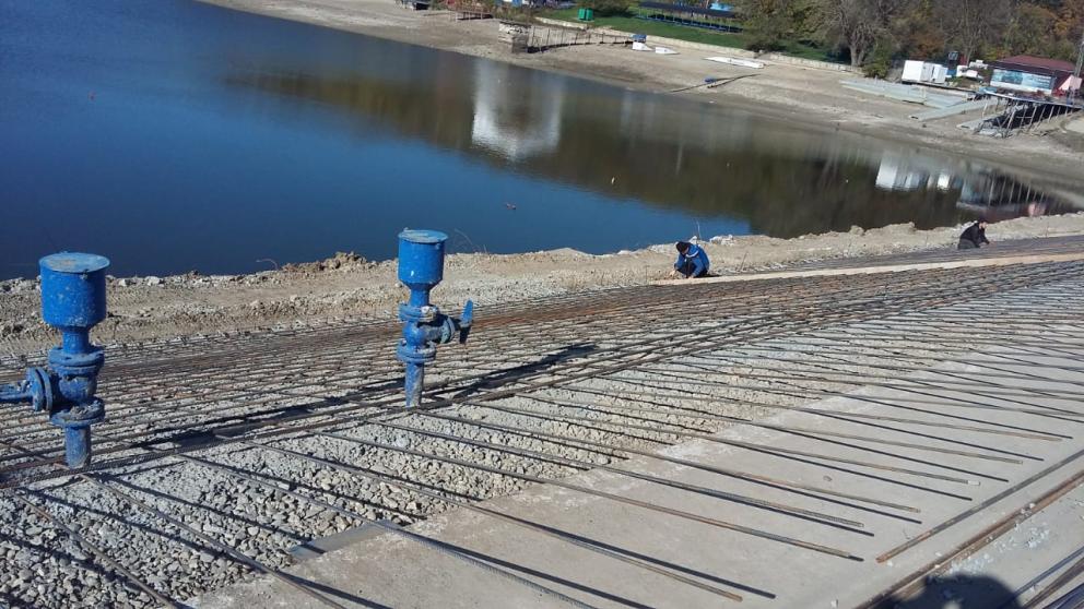 В Ставрополе укрепляют плотину Комсомольского озера