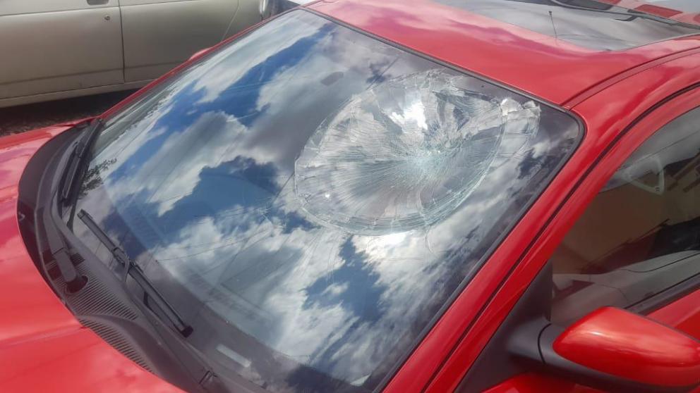 В Пятигорске мужчина поссорился с девушкой и разбил чужую машину кулаком