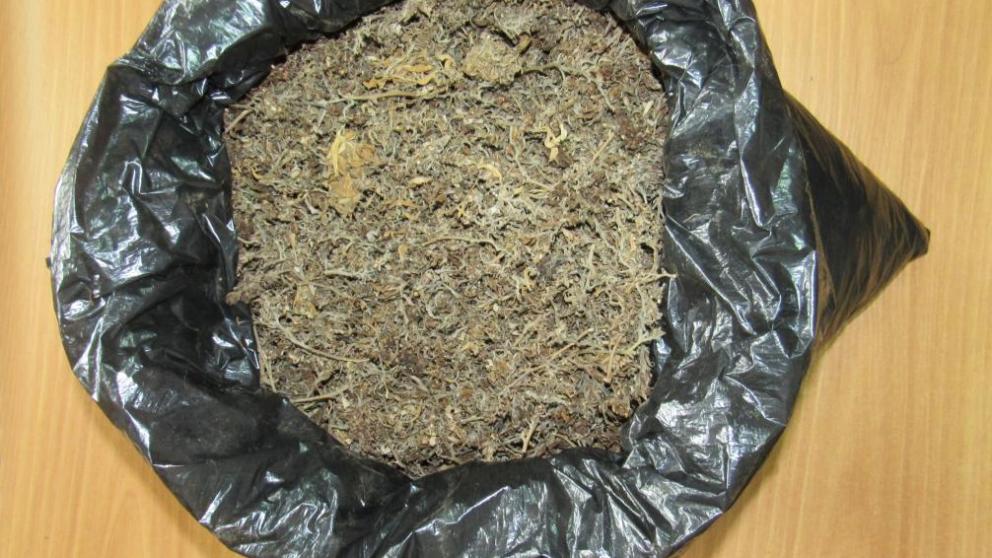 Житель Невинномысска с пакетом марихуаны пытался сбежать от сотрудников полиции