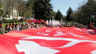 200-метровое Знамя Победы развернули в Пятигорске