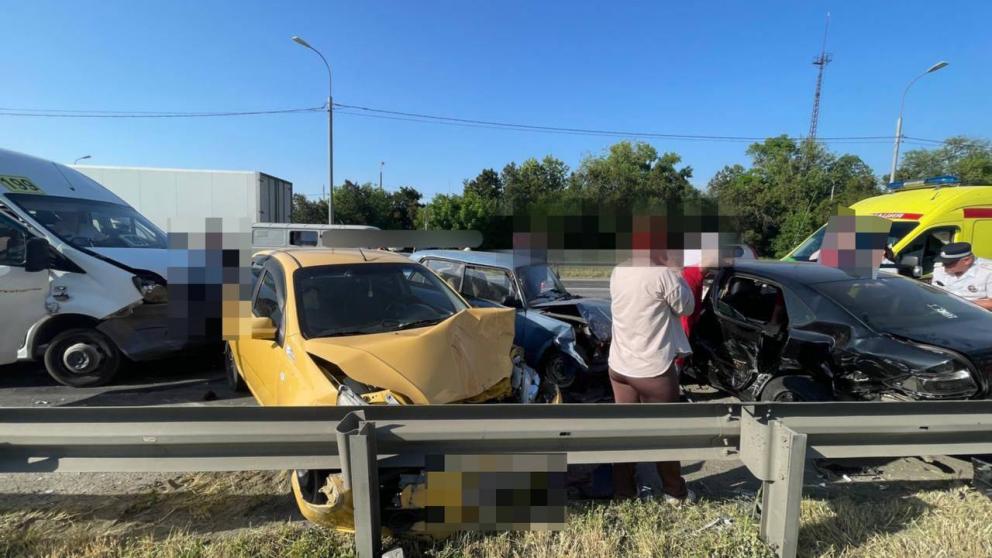 Сразу пять автомобилей столкнулись в Невинномысске: два человека пострадали, один – погиб