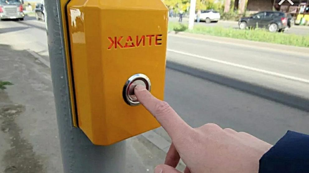 Светофор с кнопкой вызова установили на улице Серова в Ставрополе