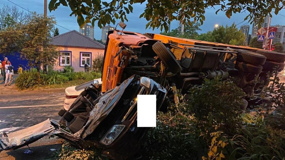 В ДТП с КамАЗом в Ставрополе двое пострадали