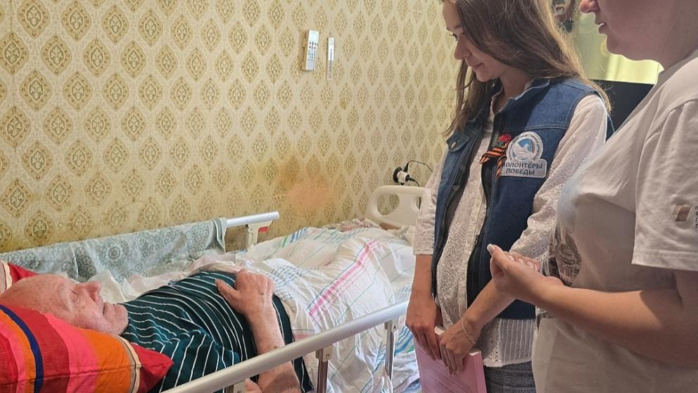 Волонтёры Победы из Ставрополя поздравили ветерана ВОВ со столетним юбилеем