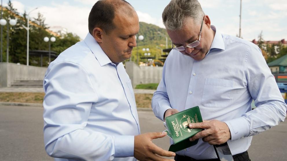 Губернатору Ставрополья вручили паспорт туриста Железноводска