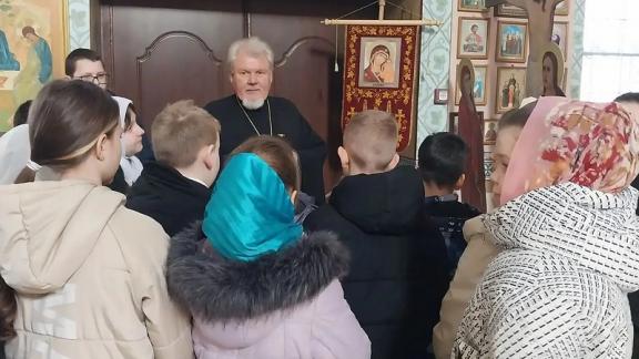 В Кочубеевском округе для школьников провели экскурсию по храму