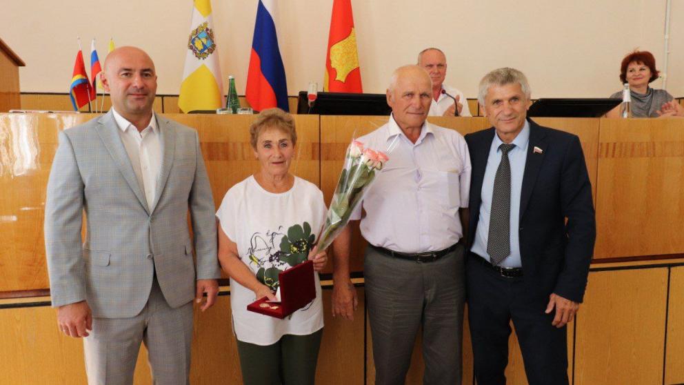 В Апанасенковском округе наградили семейные пары краевыми медалями