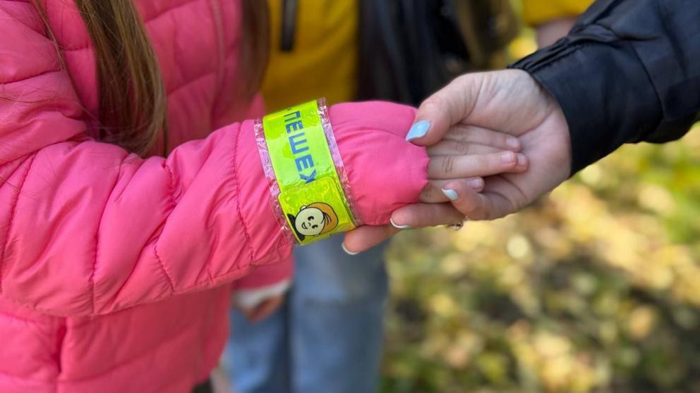 В Кочубеевском округе в ходе пропагандистской акции пешеходам раздали световозвращатели