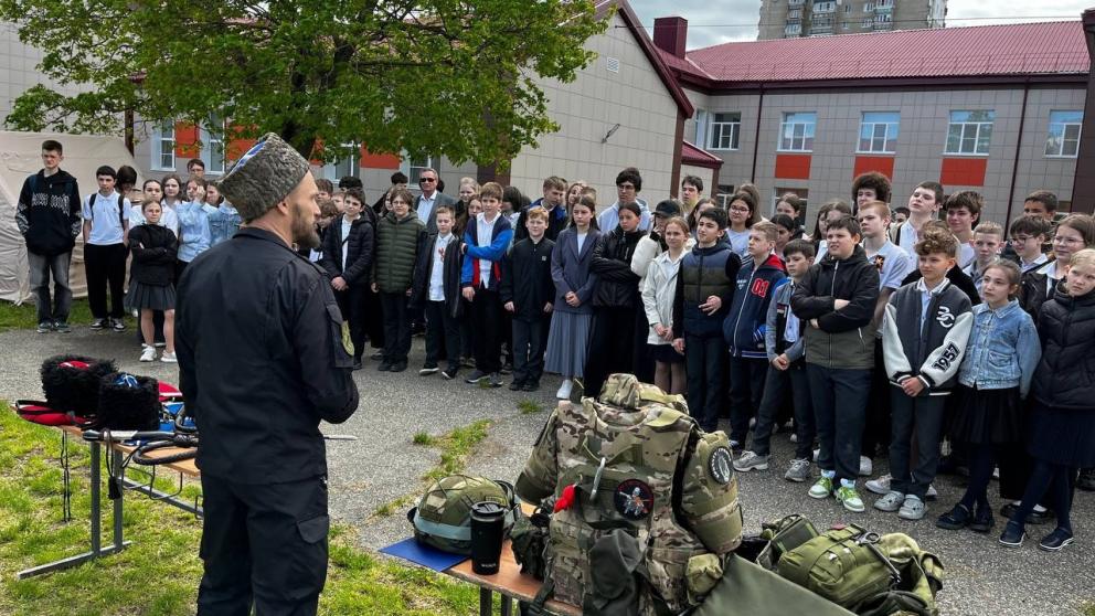 Мобильный казачий центр стал гостем ставропольской гимназии
