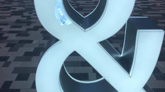 Амперсанд на Аллее любви в Железноводска пострадал от вандалов