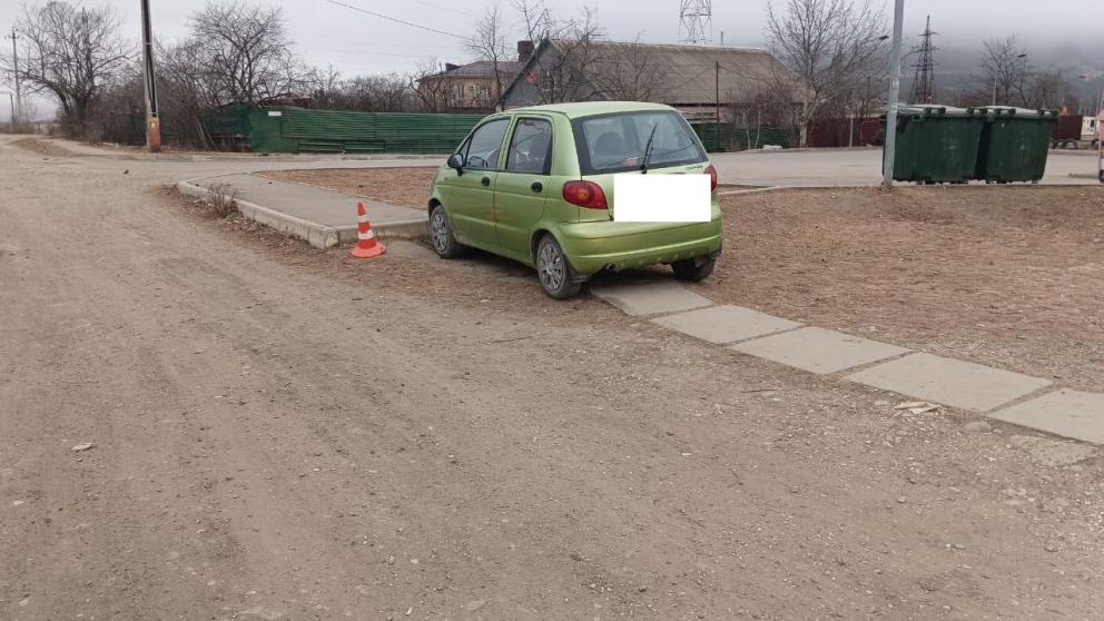 В Кисловодске автоледи перепутала педали и врезалась в бордюр
