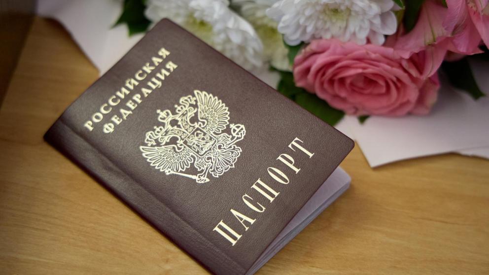 В канун Дня России в Ставрополе торжественно вручили документы юным горожанам
