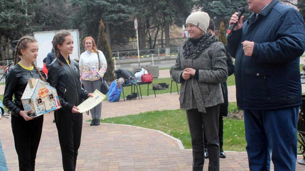 Яркие скворечники развесили в кисловодском сквере Победы