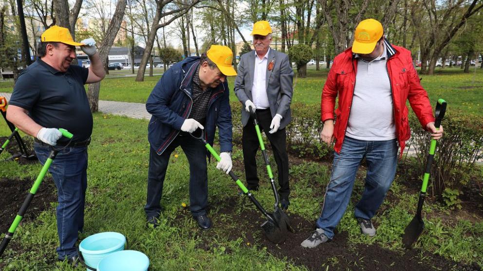 Депутаты Думы Ставрополья посадили деревья