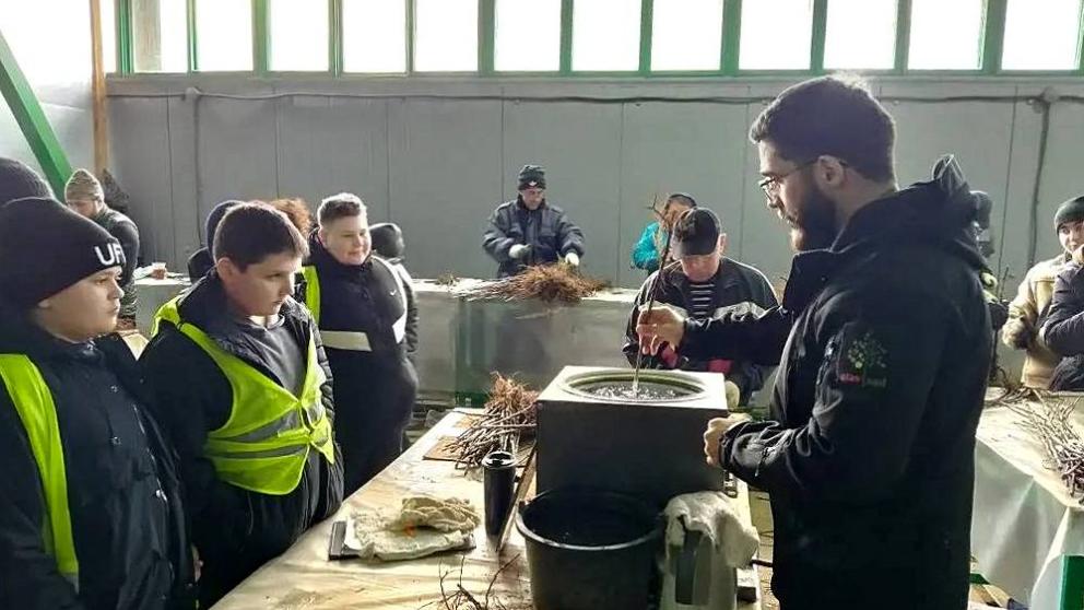В Кочубеевском округе ученики агрокласса посетили питомник плодовых деревьев