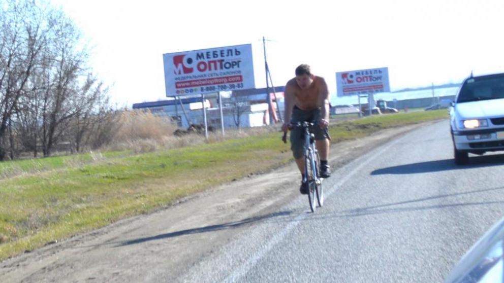 Раздетый велосипедист удивил жителей Ставрополя