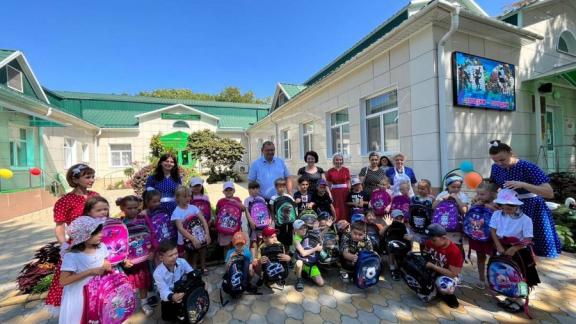 В Предгорном округе 250 первоклассников получат рюкзаки с канцелярией