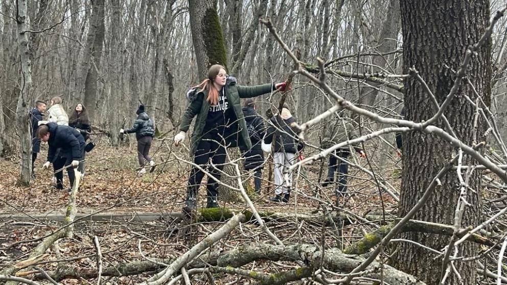 Более тысячи жителей Пятигорска собрал первый в этом году субботник на горе Машук