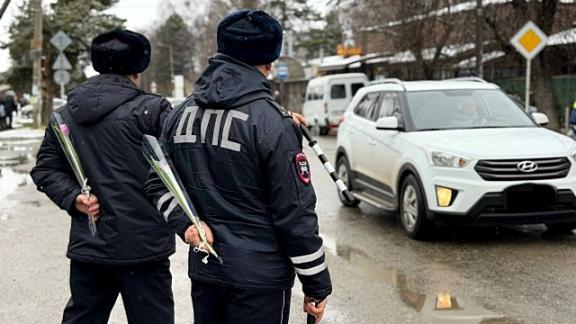 В Кочубеевском округе сотрудники ГАИ поздравляли женщин-водителей с 8 Марта