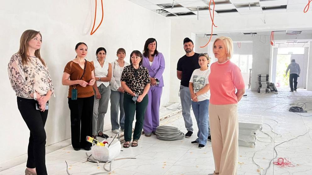 Ольга Казакова проверила ход ремонта в школах и детсадах станицы Суворовской