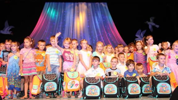 Невинномысским первоклассникам подарили портфели