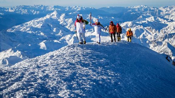 Олимпийский огонь зажжен на Эльбрусе