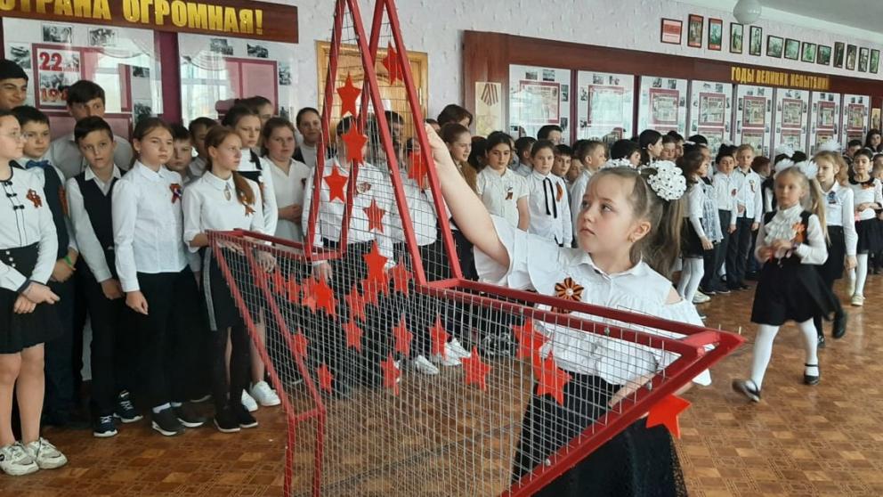 В школе села Старомарьевка на Ставрополье создали арт-объект к 9 мая