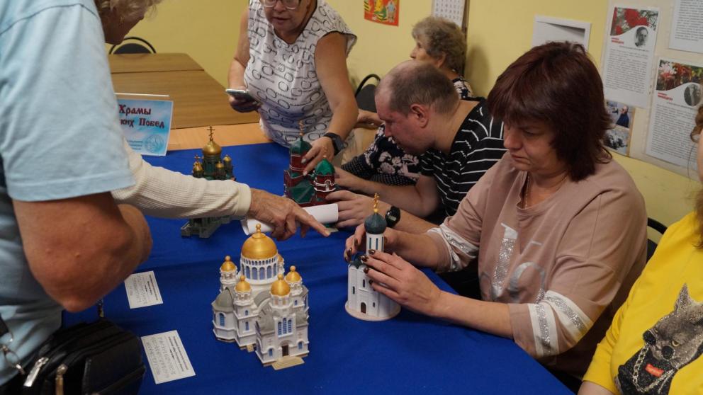 С историей храмов России незрячие жители Пятигорска познакомились «вручную»