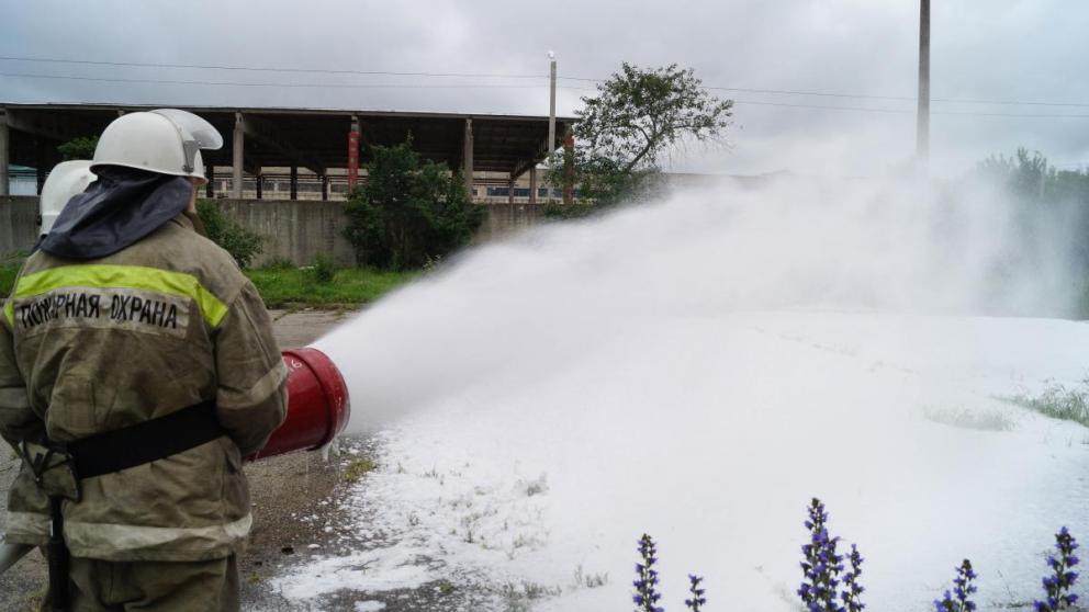 Пожарные потушили мусоровоз в Будённовском районе