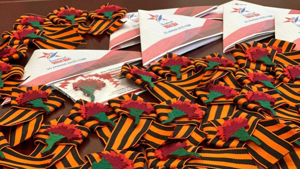 В Ставрополе студенты создали броши из георгиевских ленточек