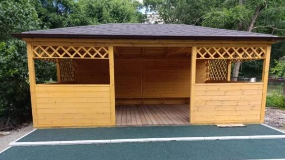 В Невинномысске проводят поэтапную замену прогулочных беседок в детсадах