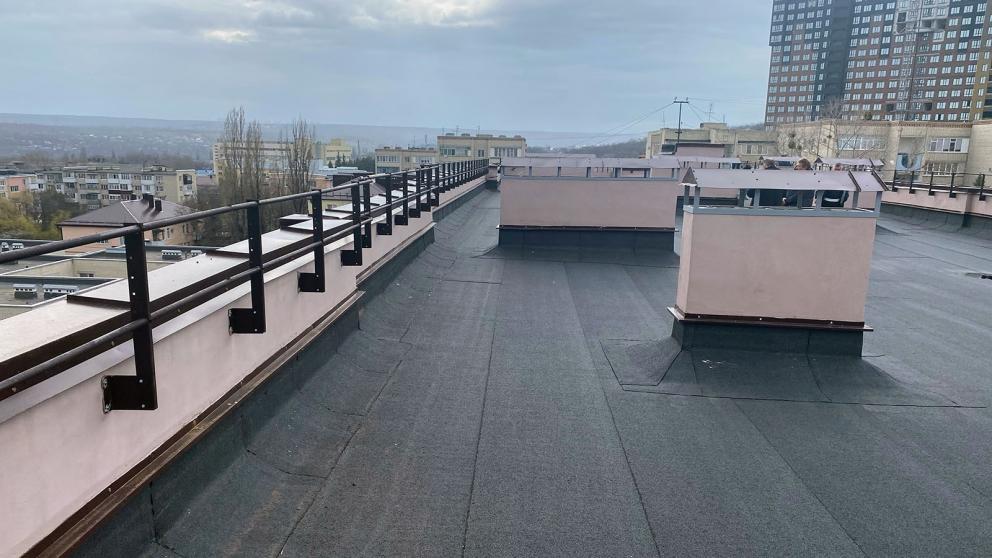 В Ставрополе отремонтировали крышу МКД по проезду Надежденскому