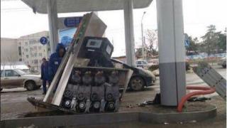 Водитель в Ставрополе отбуксировал заправочную колонку