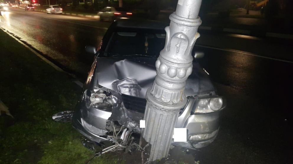 В Кисловодске врезался в фонарный столб: пострадали двое