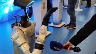 Ставропольский робот «разбавил» деловую атмосферу КИФ-2026