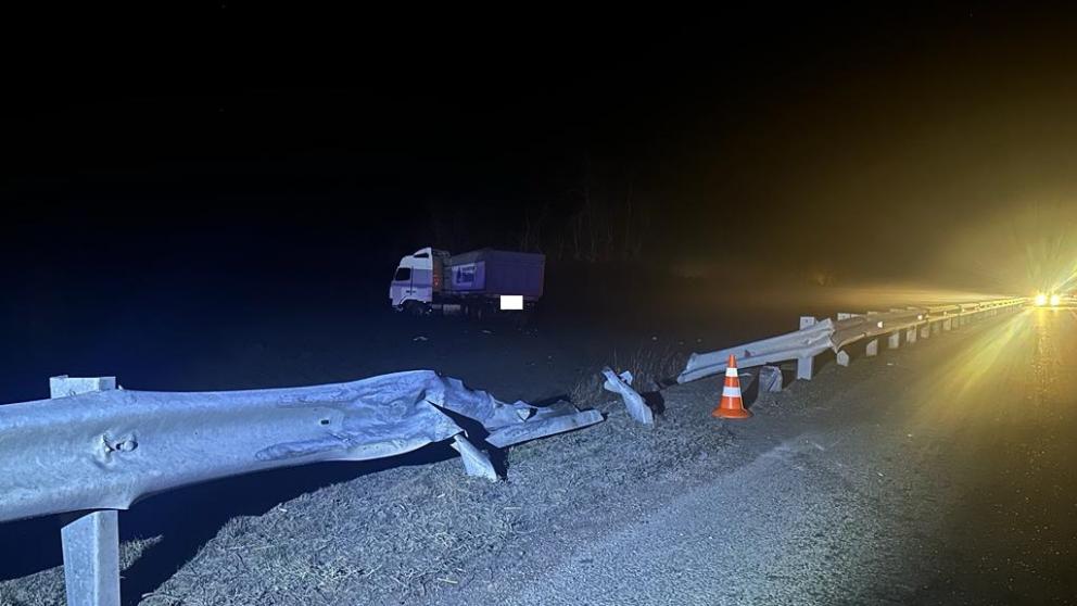 Три человека пострадали в столкновении легковушки и грузовика на Ставрополье