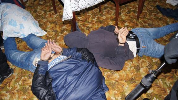 Трех иностранцев с оружием и взрывчаткой задержали в Ессентуках