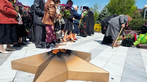 Памятную аллею из каштанов заложили к 70-летию Победы в поселке Рыздвяном на Ставрополье