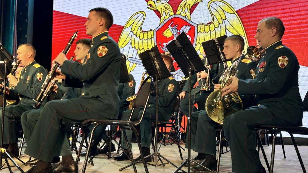 Военный оркестр поздравил ветеранов СВО с Днём защитника Отечества