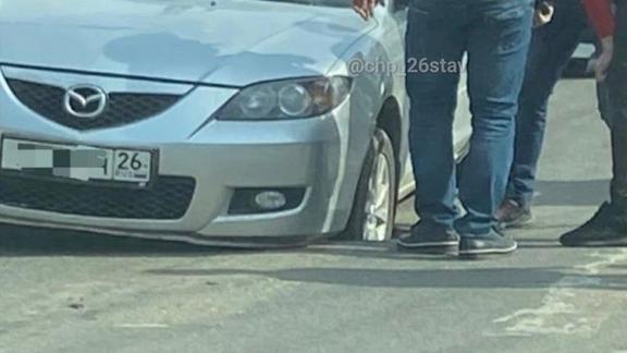 Соцсети: В Ставрополе машина «продавила» колесом асфальт