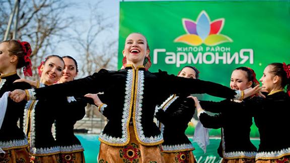 В жилом районе «Гармония» День защитника Отечества отметили концертом и лазертагом